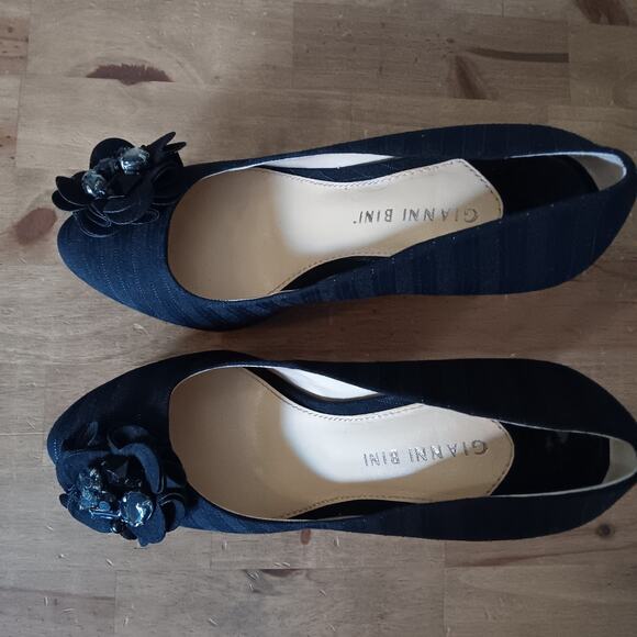 Gianni Bini Platform Pumps Black Round Toe Shoes With Flower & Gem Sz 7 - Picture 6 of 9